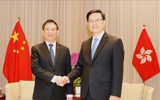 胡德福会见中国香港特别行政区长官