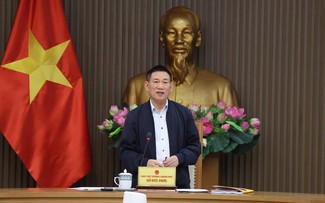 货币政策要坚持以稳定宏观经济为目标