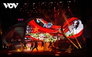 本台举办“对党满怀爱戴与信任”艺术晚会