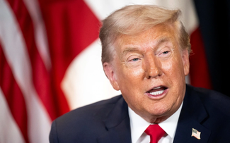 美国对伊朗实施新一轮制裁，并向伊朗周边部署军舰