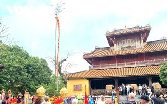 年初节日的热闹氛围