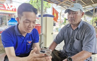 《岘港青年积极推广“数字平民学务”》