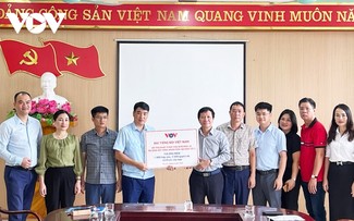 VOV delivers essential supplies, cash to flood-hit commune in Lao Cai 