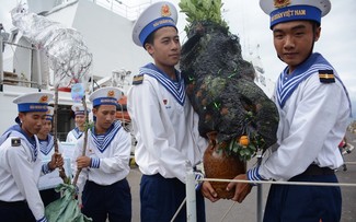 Mainlanders pay pre-Tet visit to Truong Sa (Spratly) islanders