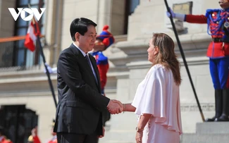 Dina Ercilia Boluarte Zegarra préside la cérémonie d’accueil en l’honneur de son homologue vietnamien en visite officielle au Pérou