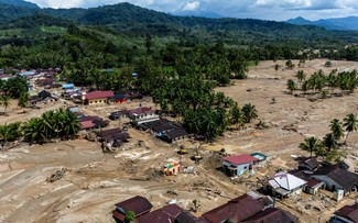 Plus de 900 morts dans des inondations et glissements de terrain en Indonésie