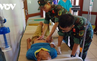 Emergency treatment for fisherman with epigastric pain on Truong Sa