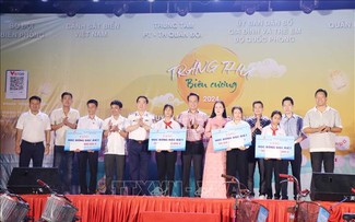 Poor children in remote island given gifts for Mid-Autumn Festival