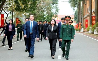 Leaders visit, present Tet gifts to soldiers, disadvantaged people 