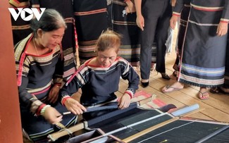 Spring arrives with hopes for Ede brocade weaving