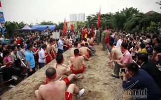 Ritual tarik  tambang  sambil duduk di Kuil Tran Vu, pusaka budaya nonbendawi yang mewakili umat manusia