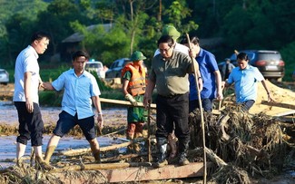 PM Vietnam, Pham Minh Chinh Membimbing Pekerjaan Mengatasi Akibat Topan dan Banjir di Desa Lang Nu