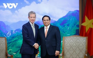 PM Vietnam Menerima Pendiri, Presiden Berggruen Holdings dan Institut Berggruen dan Direktur Institut Penelitian Asia Timur Weatherhead