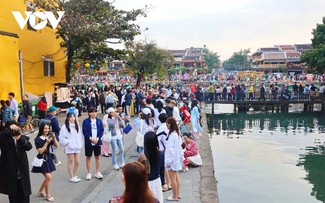 Kegiatan-Kegiatan Bertamasya Musim Semi yang Bergelora di Seluruh Vietnam