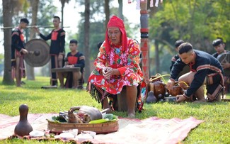 ພິທີໄຫວ້ບູຊາພາວະນາໃຫ້ສຸຂະພາບແຂງແຮງຂອງຊາວເຜົ່າ ເອເດ