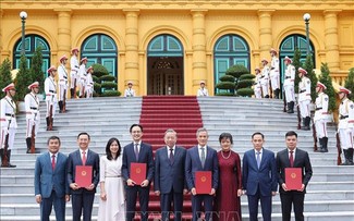 トー・ラム党書記長・国家主席　在国連ベトナム大使に任命決定書引き渡し