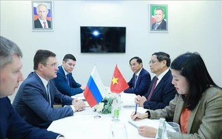 チン首相、ロシア副首相と会見