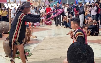 Bronze bracelet removal marks the coming of age of Ede people