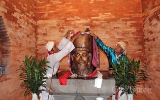 Palanquin procession, tower-opening ceremony of the Cham
