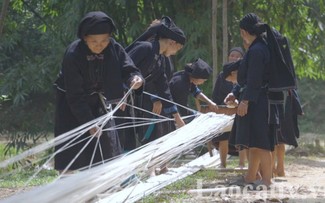 La Chi women weave threads of tradition