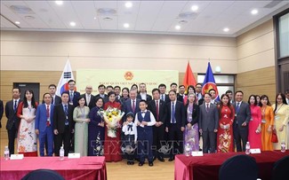 Party General Secretary To Lam meets the Vietnamese community in RoK 