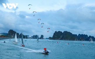 First sailing, parasailing, jet ski festival held in Ha Long Bay