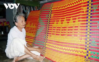 Hundred-year-old sedge mat weaving craft in Tra Vinh