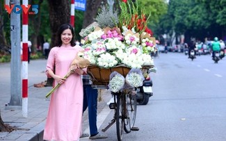 Ao dai beautifies Hanoi streets during autumn days		