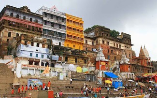 Life on the banks of the Ganges River