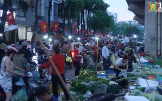 Hanoi’s dawn market draws thrifty shoppers