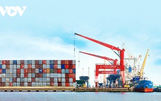 Middle East turmoil forces exporters to shift transport routes, recalculate costs