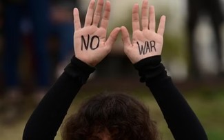 Thousands of Israelis protest against war