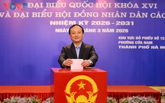 Tổng Giám đốc VOV Đỗ Tiến Sỹ cùng cử tri Hà Nội đi bỏ phiếu tại phường Cửa Nam