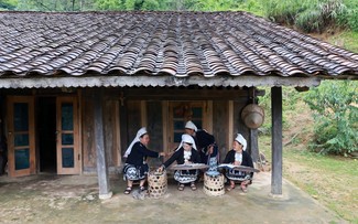 カオバン省のザオ族の蜜蝋花柄プリント  受け継がれる伝統工芸