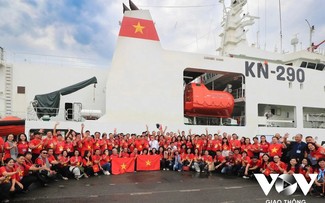 ベトナム報道関係者100名 チュオンサ諸島へ出発