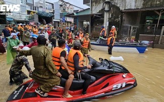 中南部の豪雨・洪水の全容：数万戸が深刻な浸水、住民は屋根瓦を外して必死の救助要請