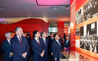 トー・ラム書記長、「ベトナム共産党：大会から大会へ」展の開幕式に出席
