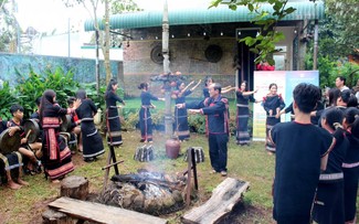 ベトナム中部高原地帯テイグエン地方 消えゆく民族舞踊を守る