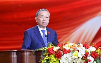 トー・ラム書記長 第14期ベトナム共産党中央委員会の書記長に再選