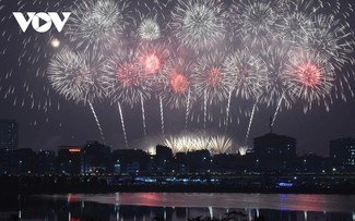 「党の栄光ある旗の下で」特別歌舞公演 盛大に開催