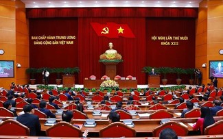 越南共产党第十三届中央委员会第十次全体会议闭幕