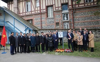 苏林在法国圣阿德雷斯市出席胡志明主席纪念牌揭牌仪式