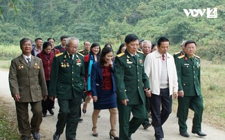 退伍军人寻找战友的遗体