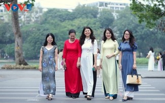 Ao Dai verschönert die Hanoier Straßen im Herbst