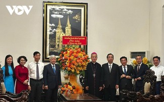 Vorsitzender der Vaterländischen Front Vietnams Do Van Chien beglückwünscht zu Weihnachten in Ho-Chi-Minh-Stadt