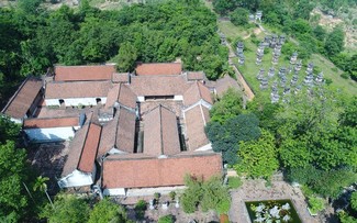 Bo Da-Pagode, die den größten Stupa-Garten Vietnams beherbergt