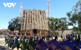 Die Xo Dang bauen das Rong-Haus wieder auf