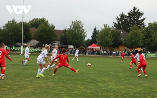 Vietnamesische Nationalmannschaft der Frauen gewinnt Fußballklub Viktoria Pilsen