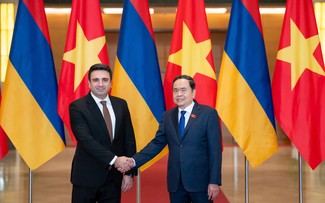 Parlamentspräsident Tran Thanh Man und sein armenischer Amtskollege Simonjan führen ein Gespräch