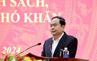 Parlamentspräsident Tran Thanh Man besucht verdienstvolle und arme Familien in Ha Tinh